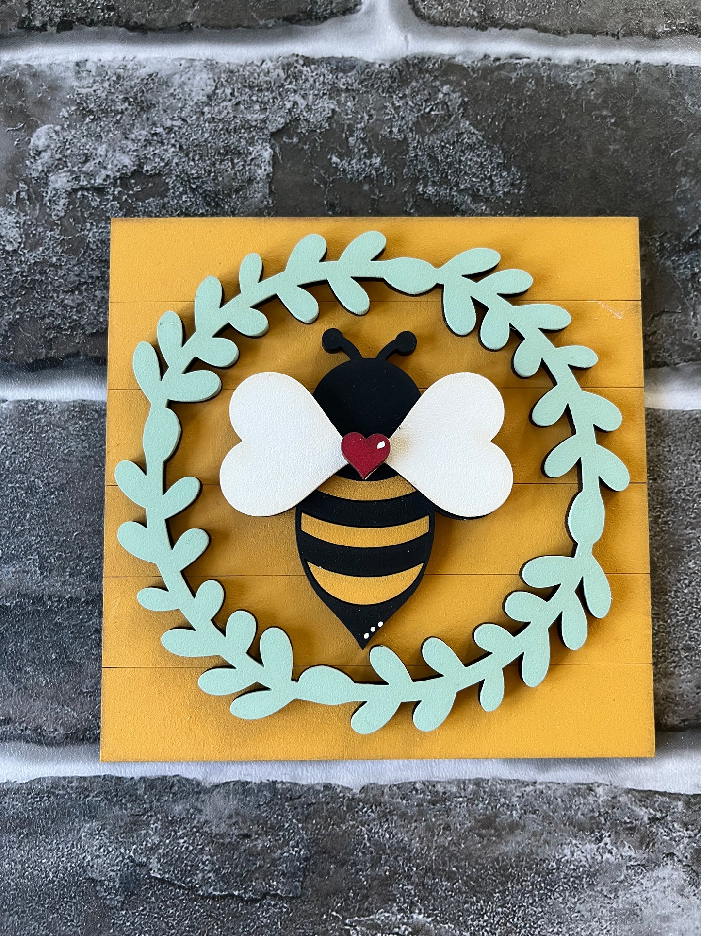 Wreath Bee Ladder Tile