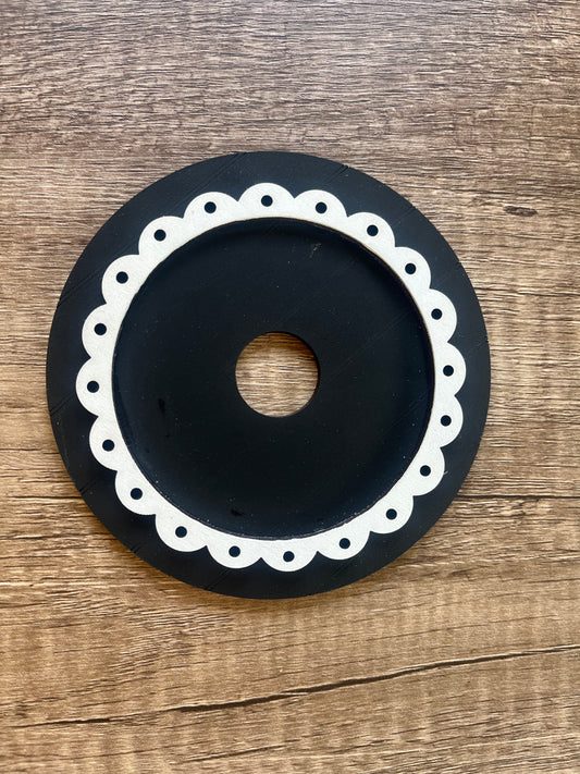 Round Scalloped Interchangeable Seasonal Frame
